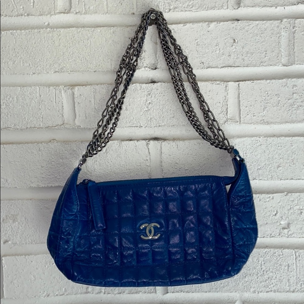 CHANEL shoulder bag